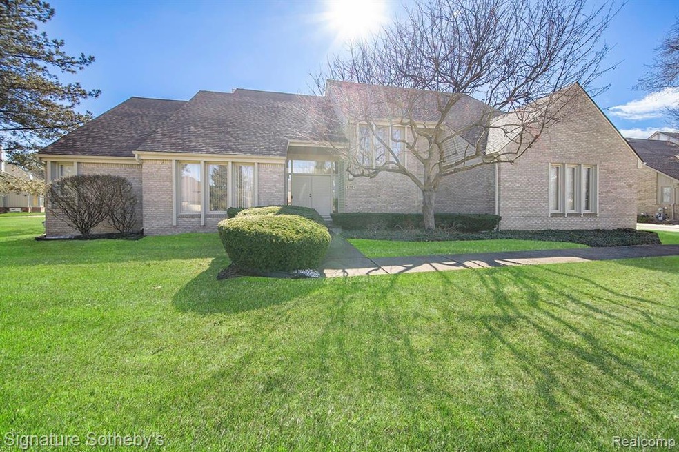 4794 Riverchase Dr, Troy, MI 48098 - photo 1