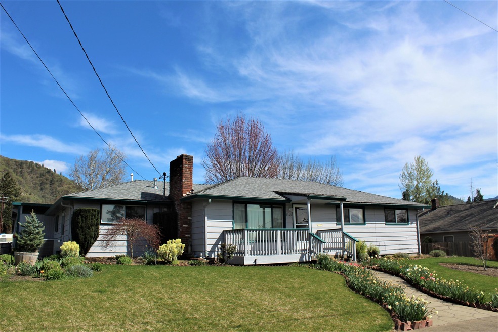 1161 NE 9th St, Grants Pass, OR 97526 - photo 1