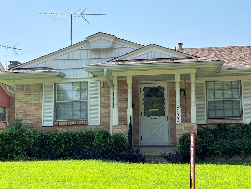 7533 Brentcove Cir, Dallas, TX 75214 - photo 1