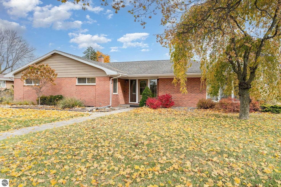 424 Fairlane Dr, Alma, MI 48801 - photo 1