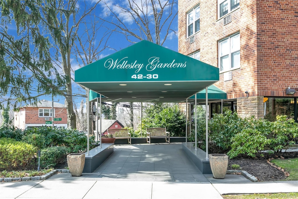 Wellesley Gardens unit 5C, Douglaston, NY 11363 - photo 1