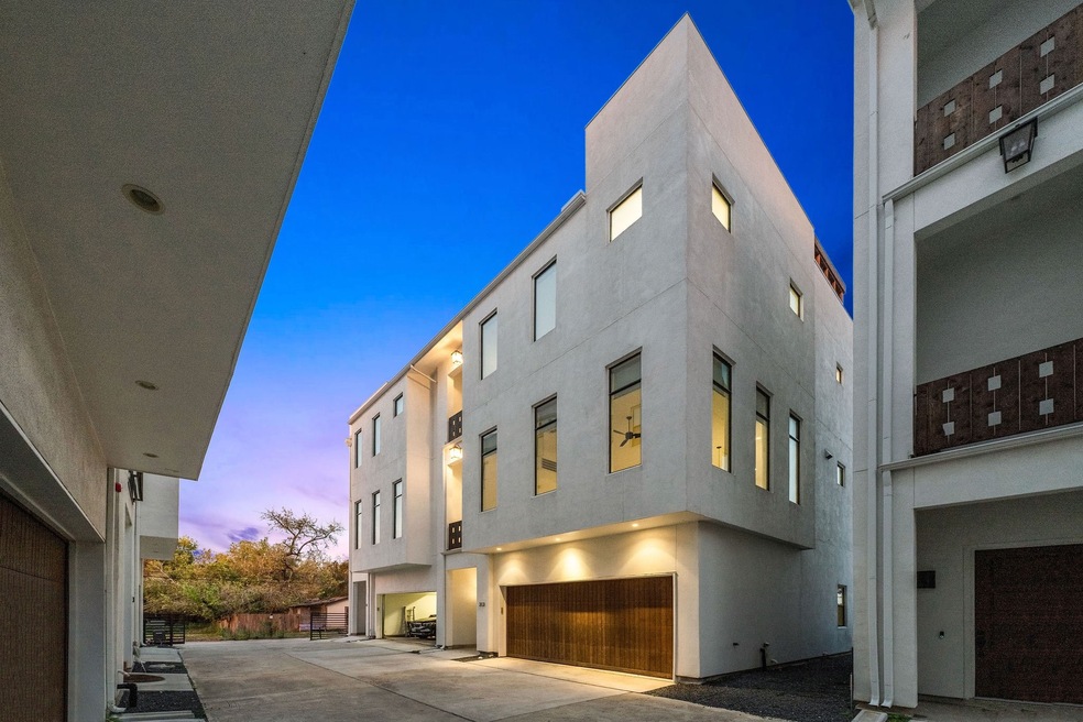 313 E 4th 1/2 St, Houston, TX 77007 - photo 1