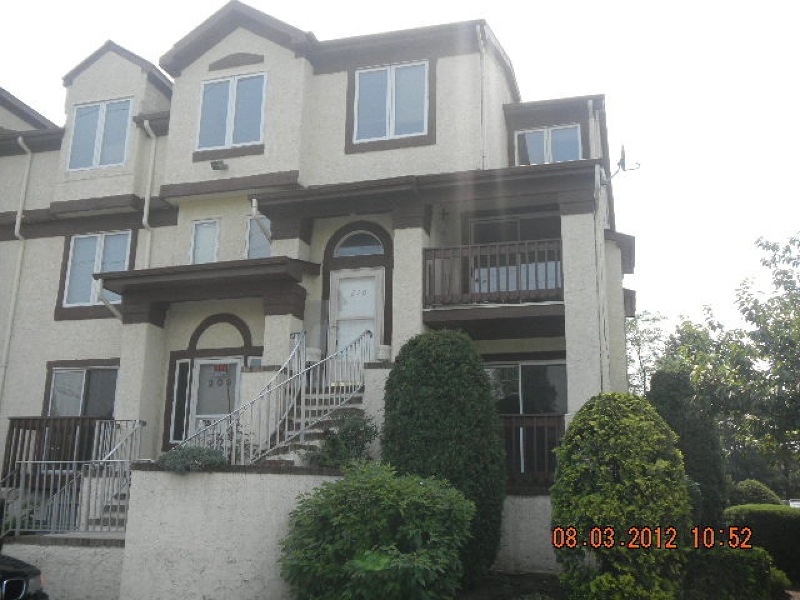 210 Michaels Ct, Woodbridge, NJ 07095 - photo 1