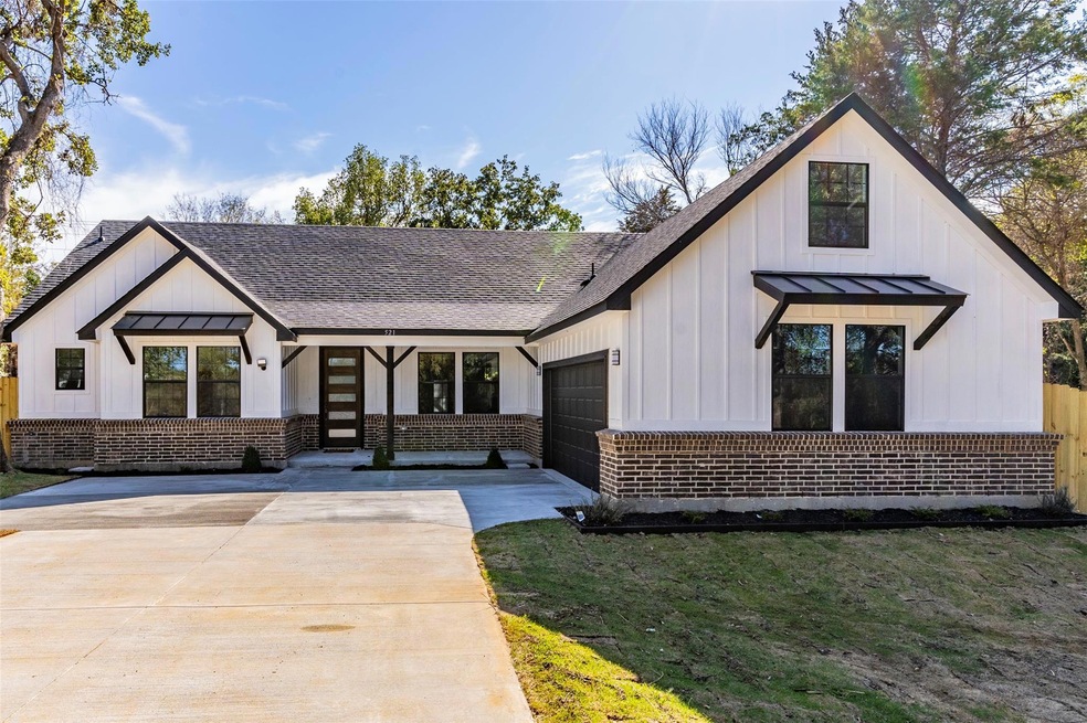 521 W Oakdale St, Cleburne, TX 76031 - photo 1