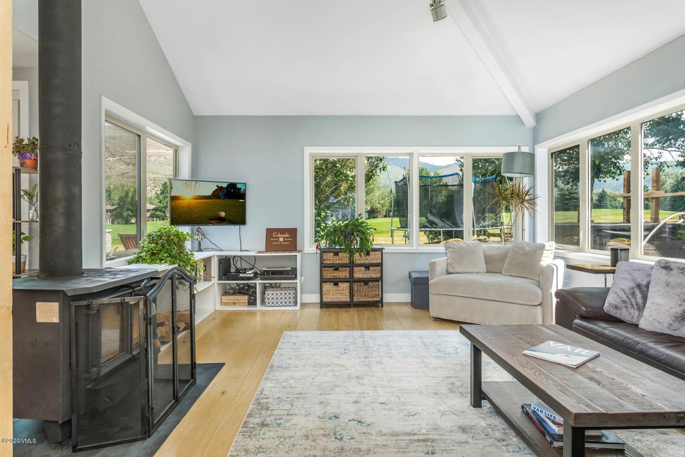 111 Coyote Cir-large-034-034-Living Room