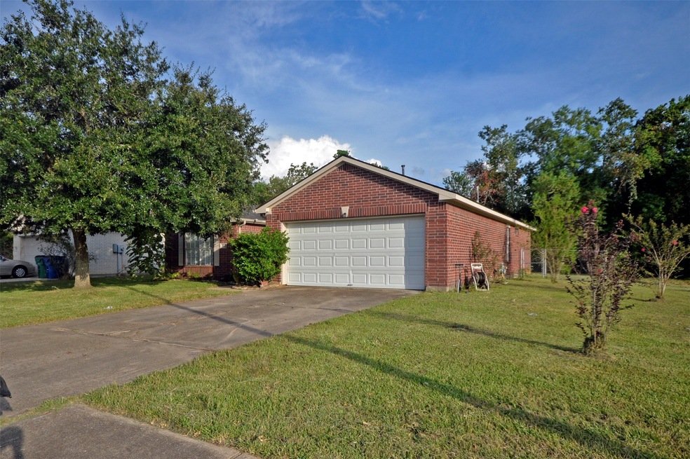 3247 Community Cir, Alvin, TX 77511 - photo 1