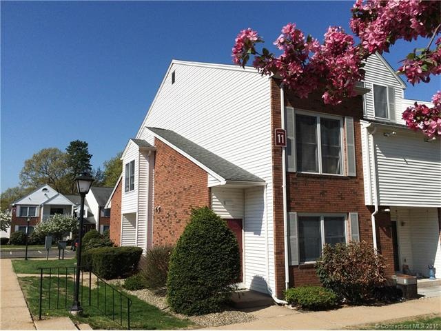 Welcome home to Concord Way! First floor condo wit