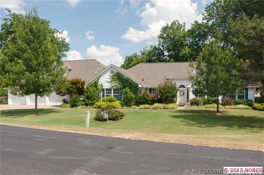 Welcome to this Eastwood Lake beauty!