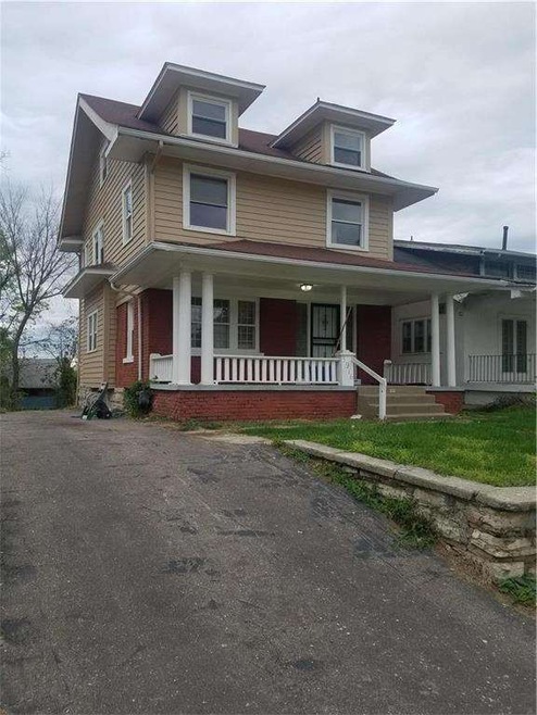 Four bedrooms plus a bonus room on first level, la