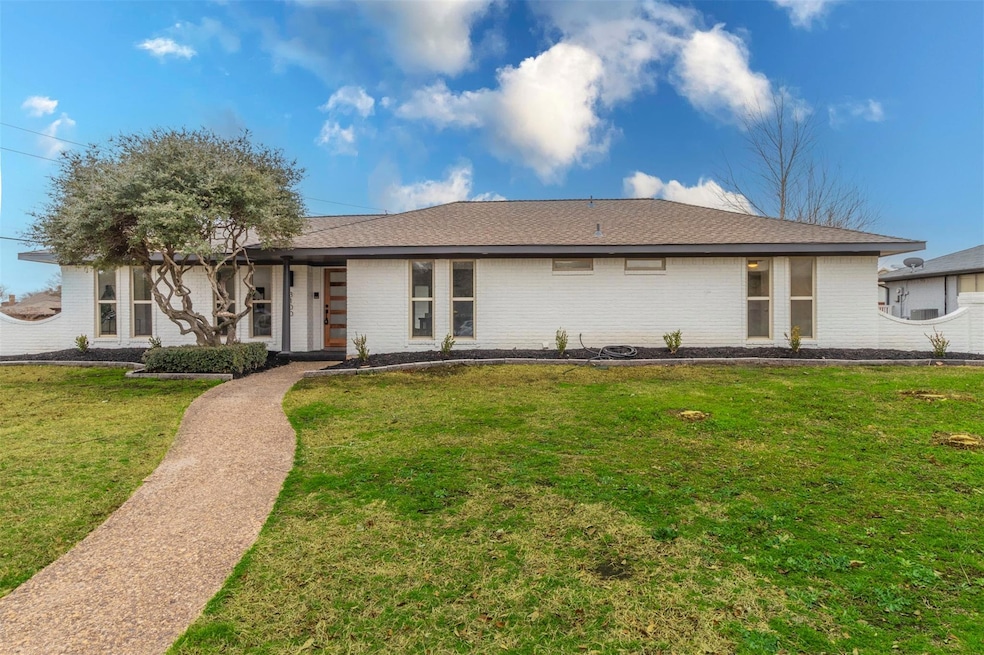 View of front of home featuring a front yard