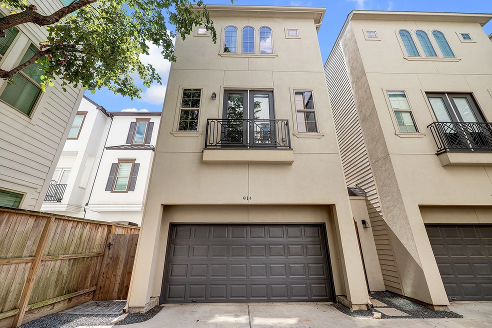 Gorgeous end unit and No HOA, shared drive with ju
