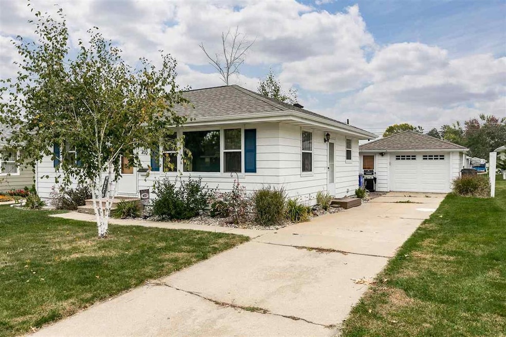 355 30th St NW, Cedar Rapids, IA 52405 - photo 1