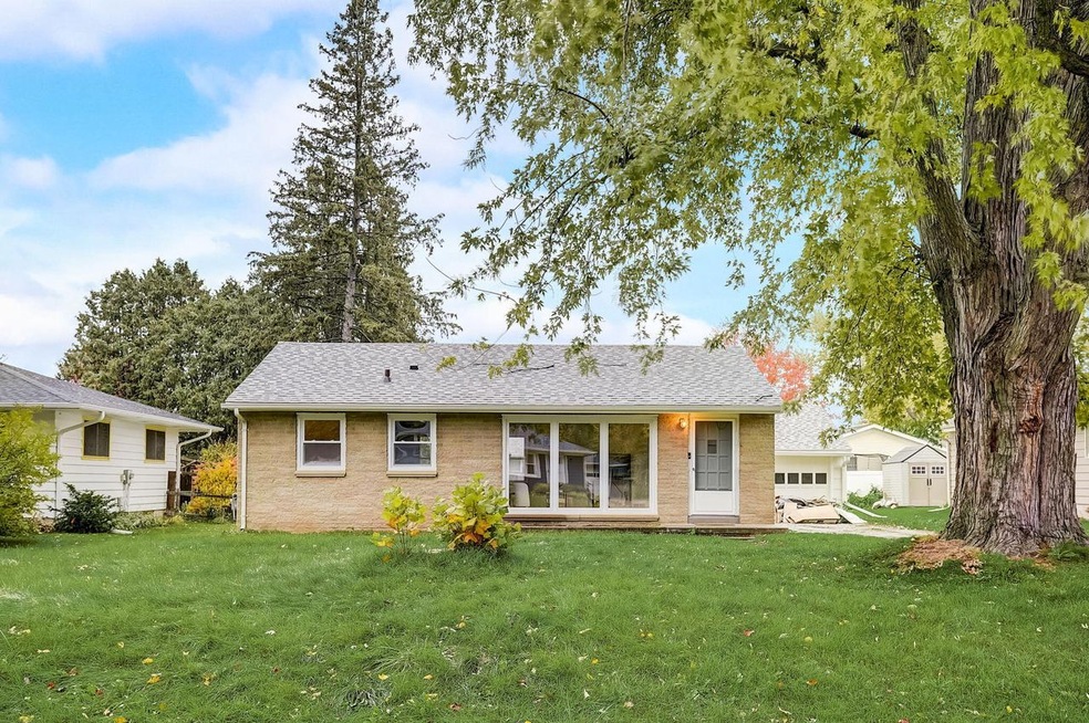 6-web-or-mls-E Sherman Ave-006