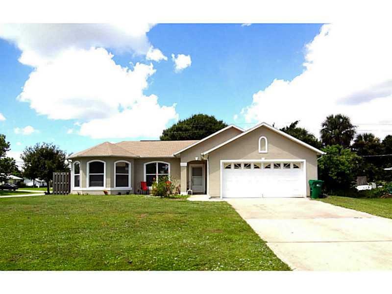 Exterior Front. 4bed 2Bath 2Car Garage with Screen