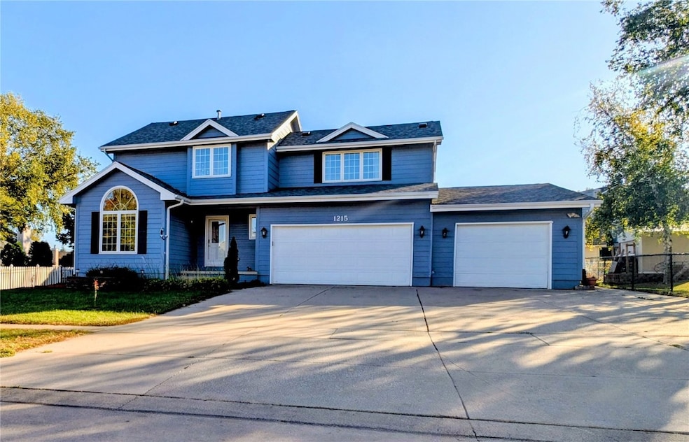 1215 Prairieview Dr NE, Cedar Rapids, IA 52402 - photo 1