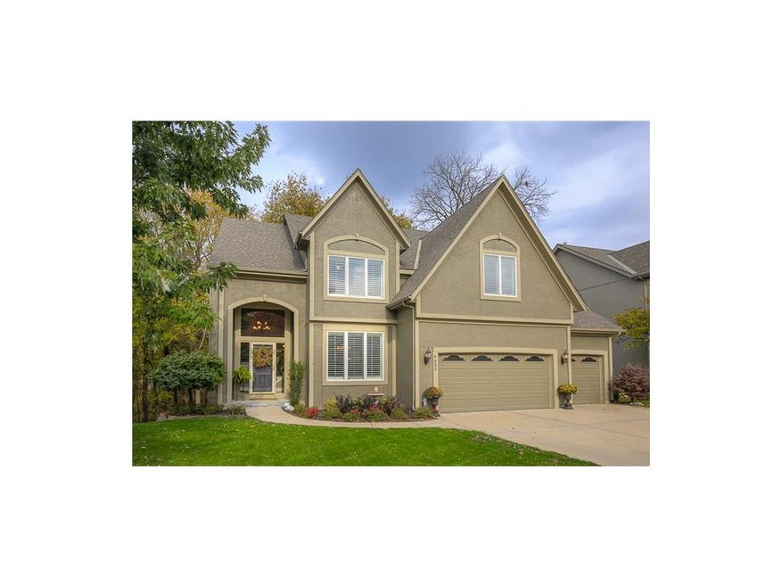Great curb appeal.  New garage doors, beautiful la