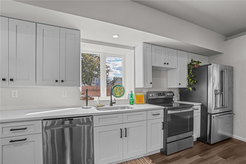 8 Queen St, Cranston, RI 02920 - photo 1