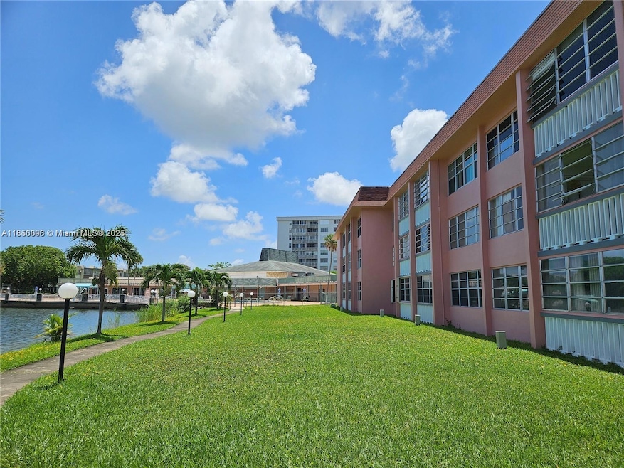 18555 NE 14th Ave unit 514, Miami, FL 33179 - photo 1