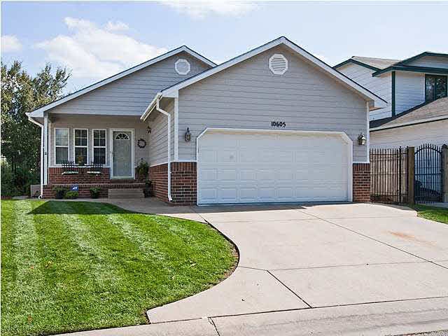Good Curb Appeal~~Auto Sprinkler Keeps Yard Lush &
