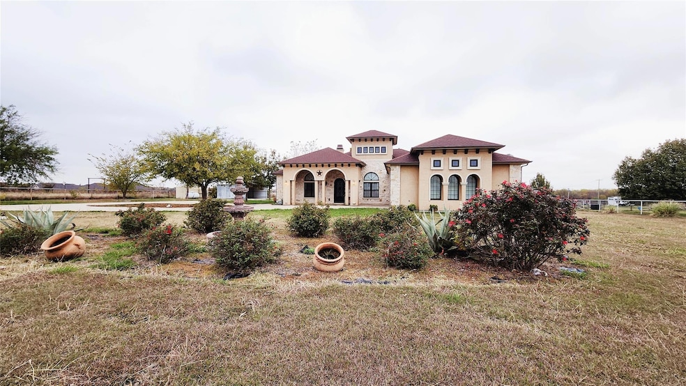 View of front facade featuring a front yard