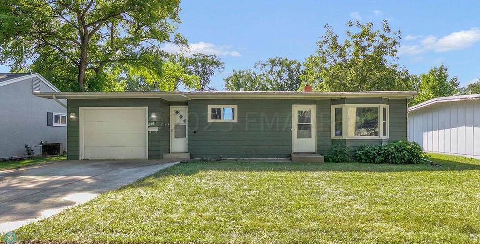 1009 17th St S, Fargo, ND 58103 - photo 1