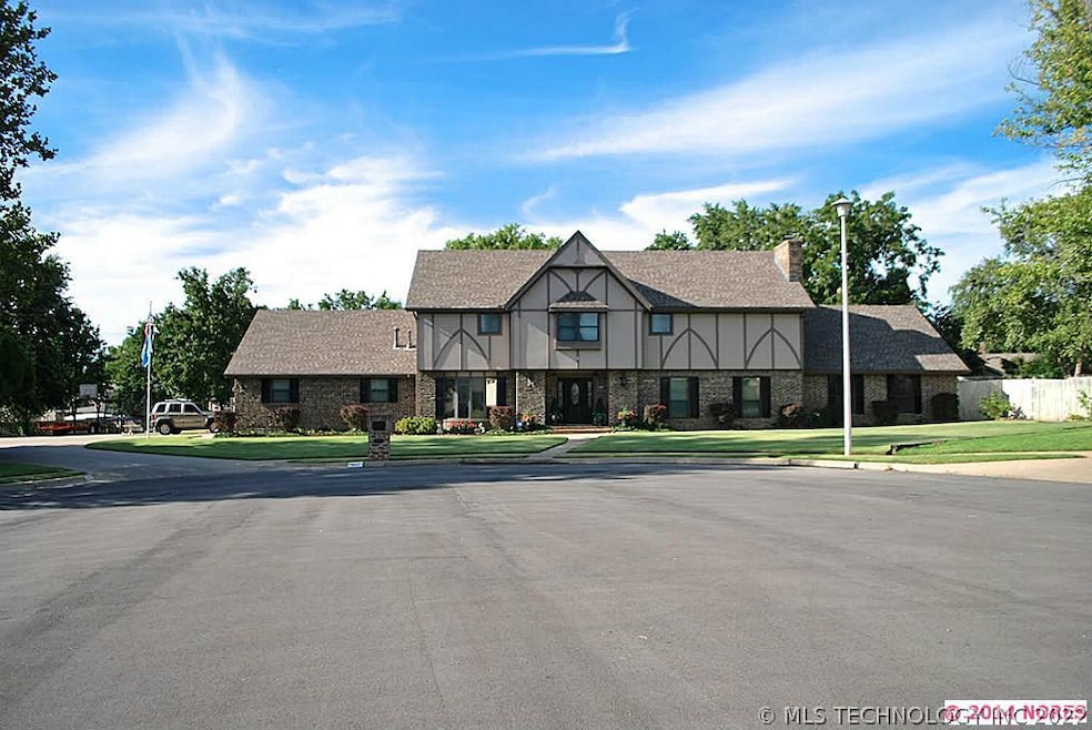 2524 Georgetown Cir, Bartlesville, OK 74006 - photo 1