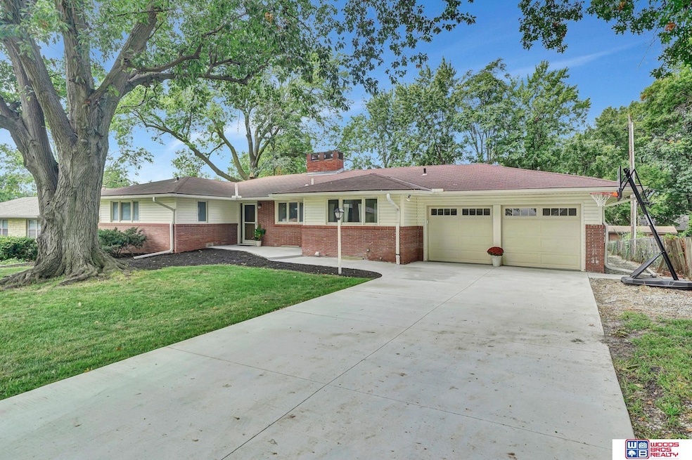 1425 Ridgeway Rd, Lincoln, NE 68506 - photo 1