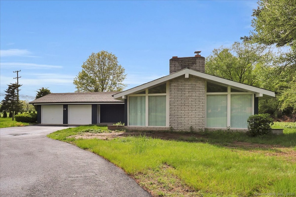 1813 Peck Ln, Cheshire, CT 06410 - photo 1