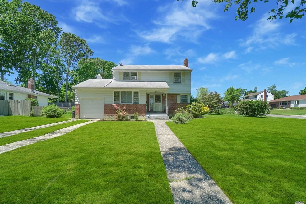 20 Eustace Dr, ComMacK, NY 11725 - photo 1