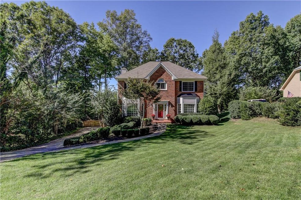 Lovely home nestled into a gorgeous tree scape and