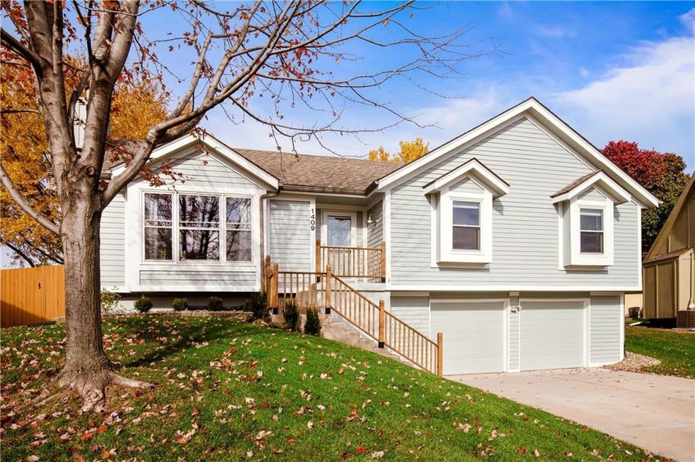 Raised Ranch in cul-de-sac with beautiful trees!