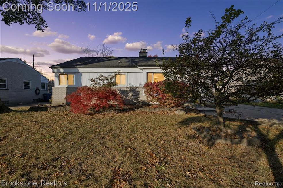 31401 Lyons Cir E, Warren, MI 48092 - photo 1