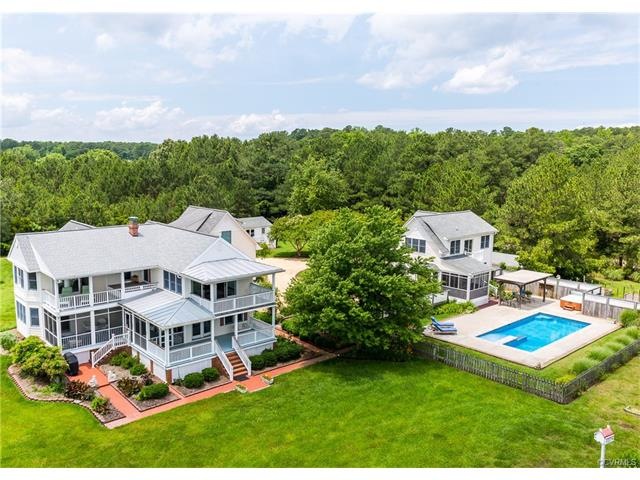 Lots of outdoor spaces to entertain and play with 