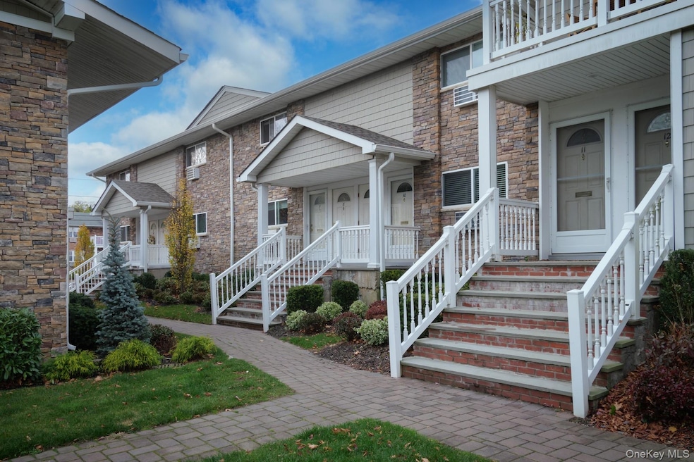 100 Friendly Ct unit FC92, Babylon, NY 11702 - photo 1