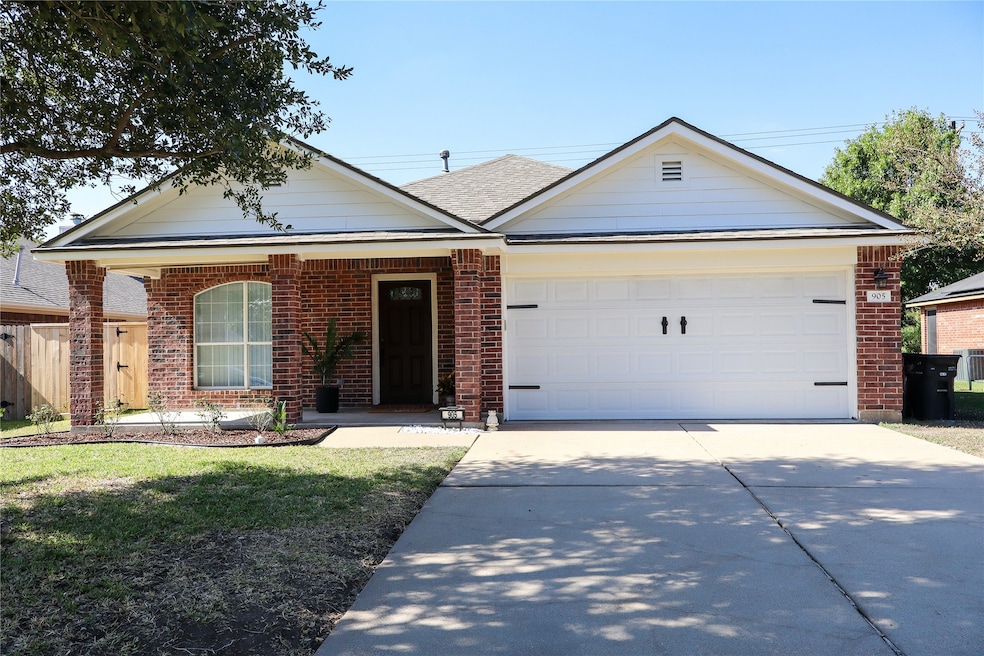 905 Whitewing Ln, College Station, TX 77845 - photo 1