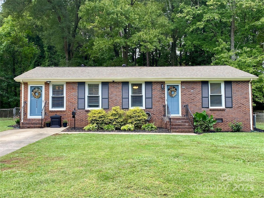 3808 Seaforth Dr, Charlotte, NC 28205 - photo 1