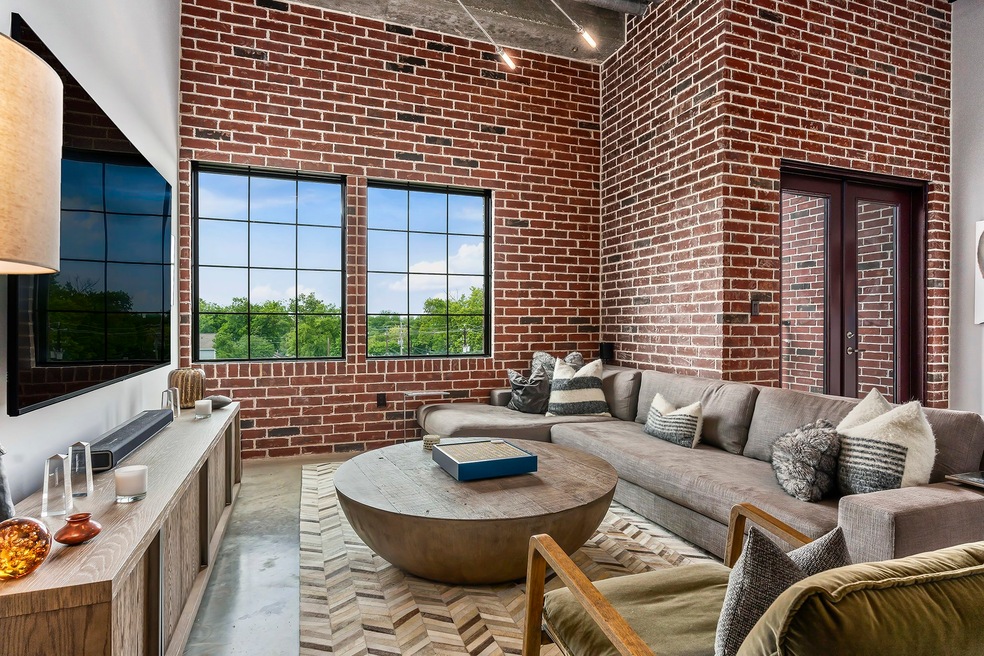 1111 Studewood St unit 407, Houston, TX 77008 - photo 1