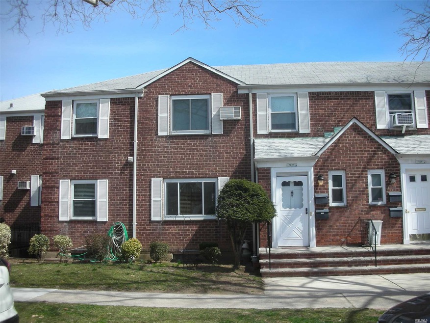 73-27 255th St unit 2nd fl, Glen Oaks, NY 11004 - photo 1