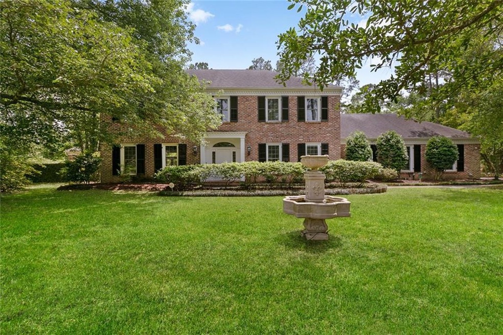 Georgian Beauty with 5 bedrooms/3 full baths, pool