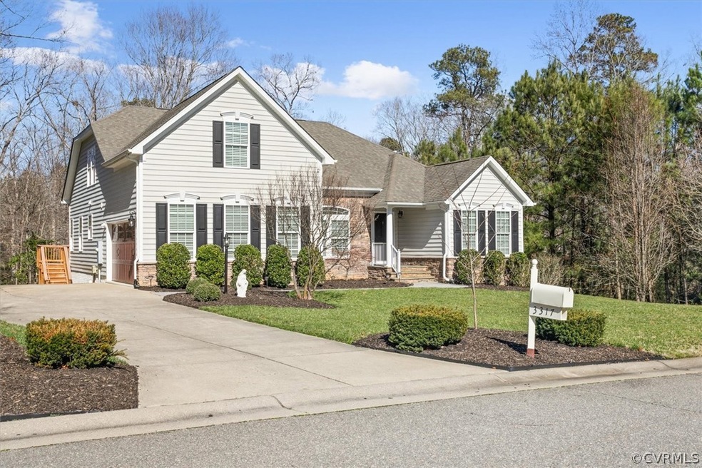 View of front facade featuring a front yard
