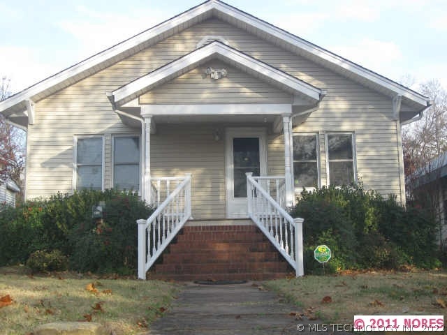 Well maintained Home close to shopping, school, &
