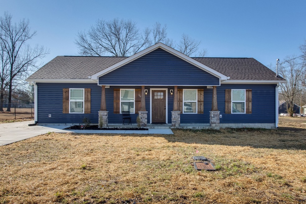 104 E Bomar Ct, Shelbyville, TN 37160 - photo 1
