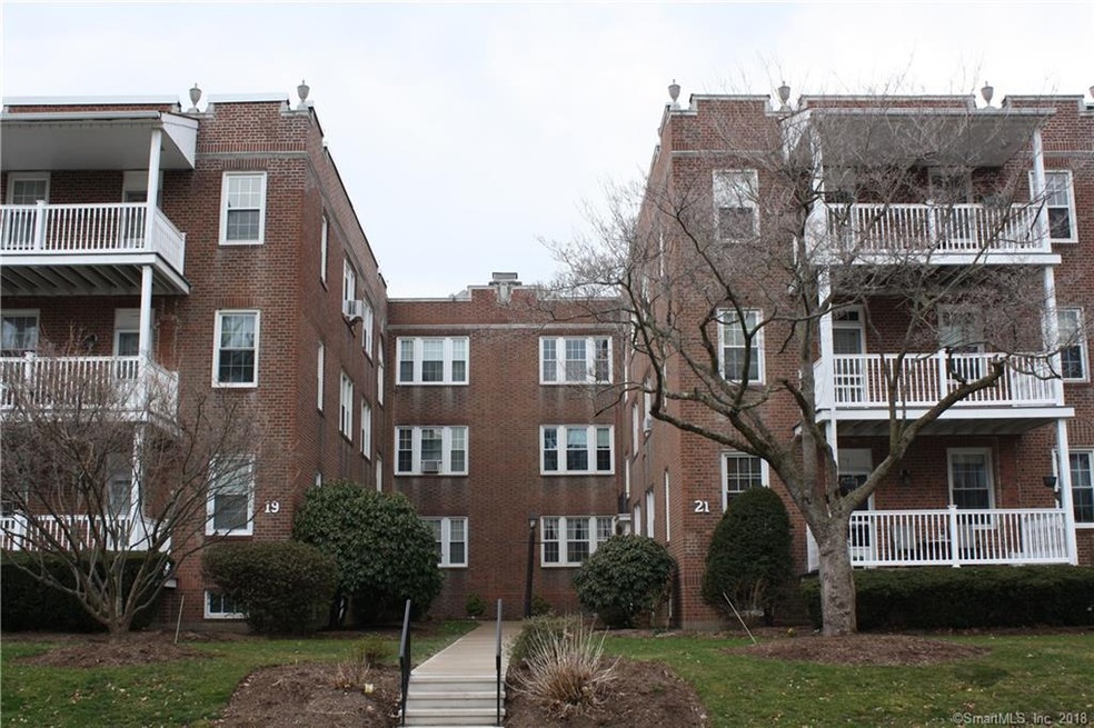 21 Robin Road located 1/4 mile from West Hartford 