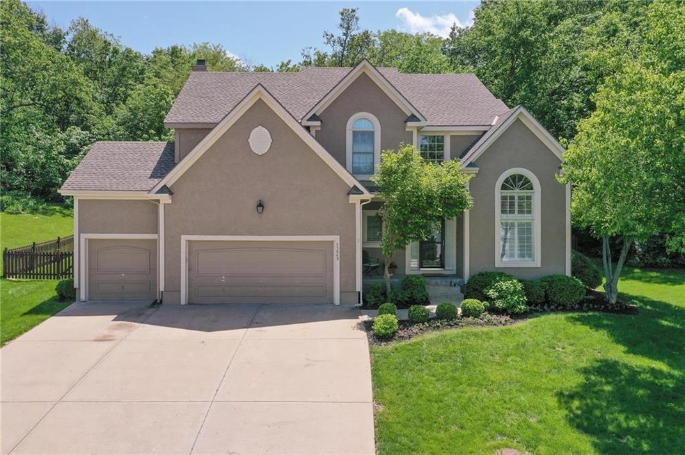 Welcome to lush surroundings in Lakeview Estates!