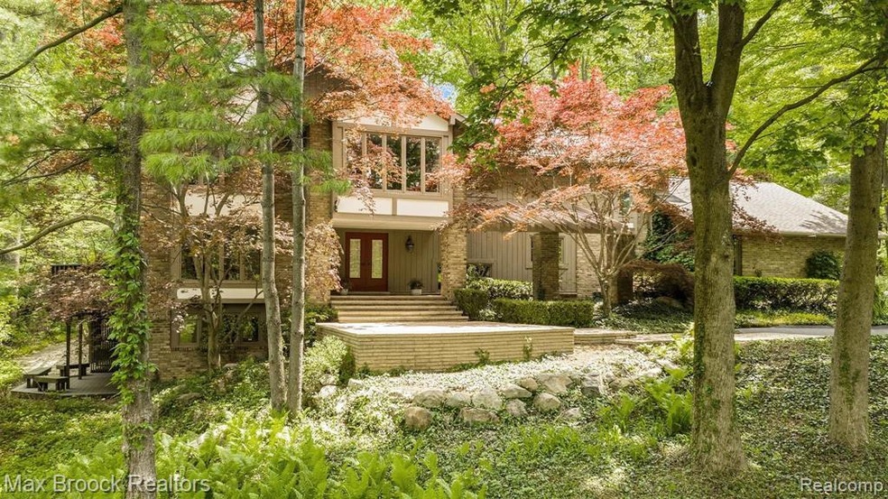 341 Pine Ridge Dr, Bloomfield Hills, MI 48304 - photo 1