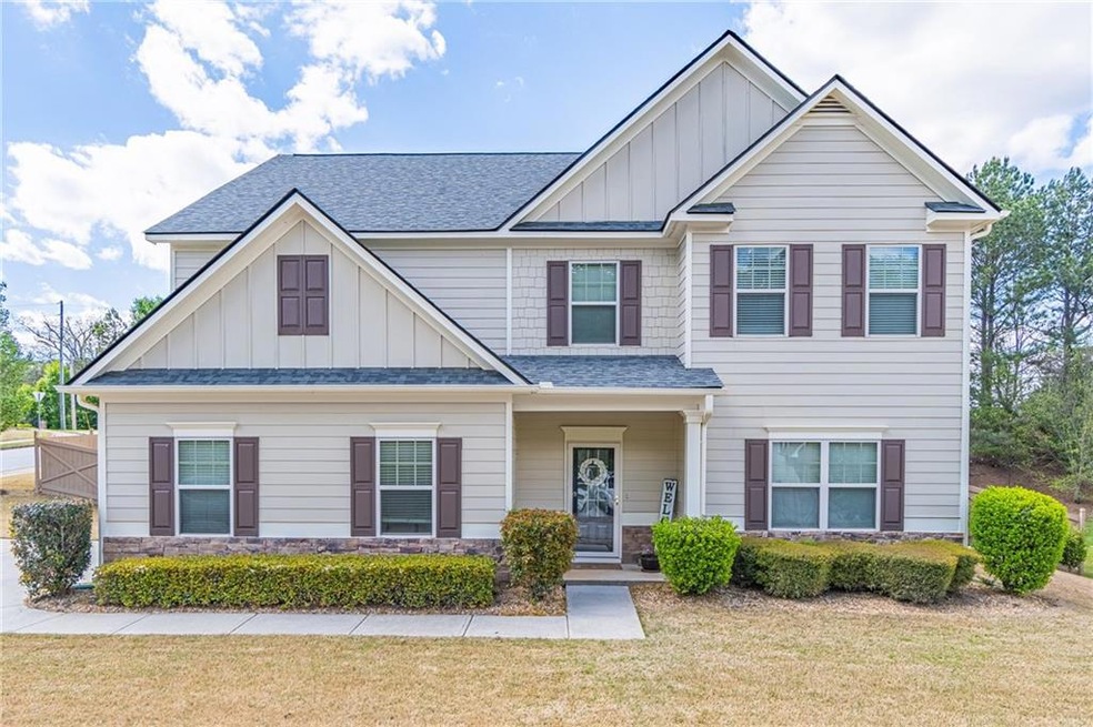 View of front facade with a front yard