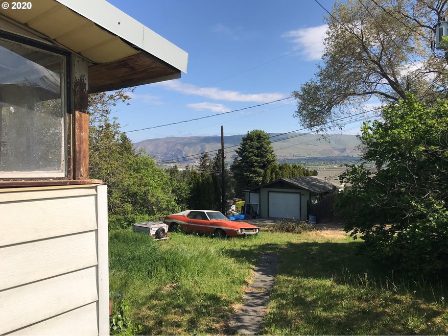 715 W 16th St, the Dalles, OR 97058 - photo 1