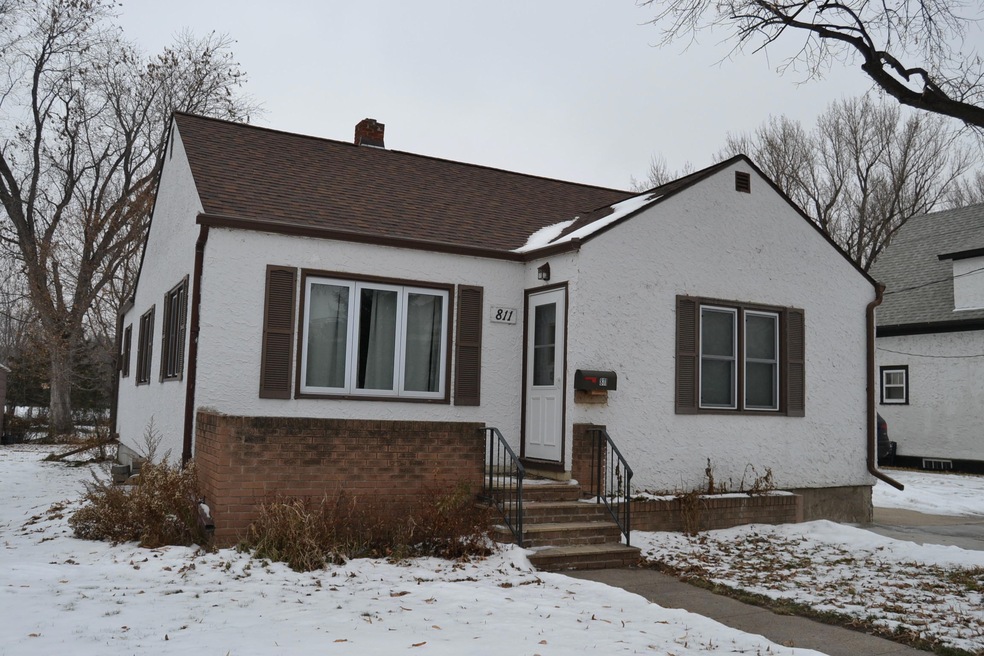 811 4th Ave NW, Jamestown, ND 58401 - photo 1