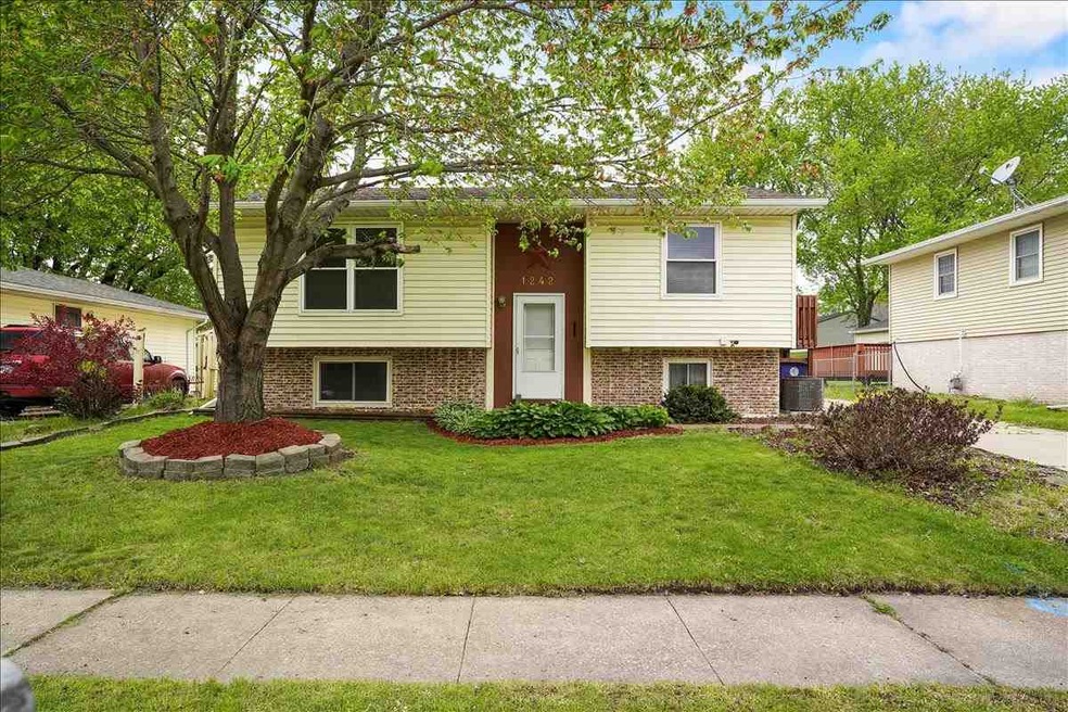 1242 Edgewood Dr, Waterloo, IA 50701 - photo 1
