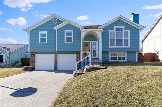 111 E Calico Dr, Raymore, MO 64083 - photo 1